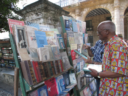 Richmond Regla Cuba Tour Willie Thompson bookstand Plaza de Armas, Habana 1213 courtesy Tarnel Abbott, web